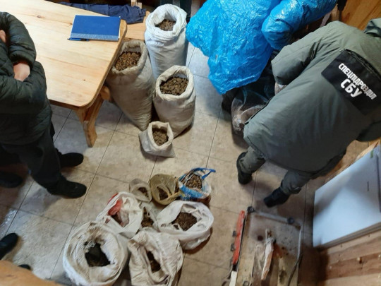 200 долларов за ночь работы мотопомпы: на Ровенщине полицейский крышевал добытчиков янтаря (фото)