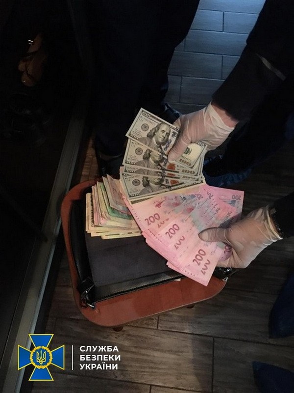 200 долларов за ночь работы мотопомпы: на Ровенщине полицейский крышевал добытчиков янтаря (фото)