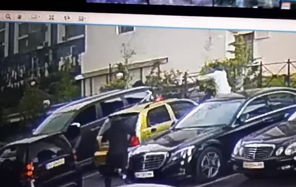 Момент покушения на мужчину в Киеве попал на видео