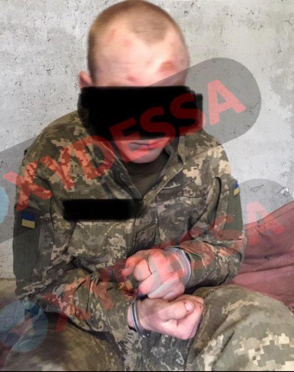 В Одессе военнослужащий изрезал ножом сослуживца и полицейского (фото)