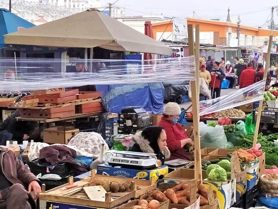 Вместо защитных экранов — пищевая пленка: в Одессе возобновил работу знаменитый Привоз (фото)