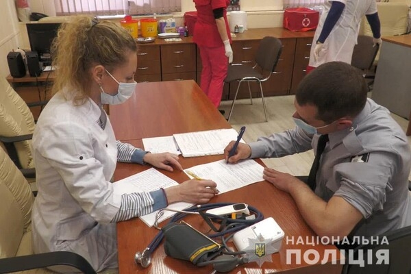Борьба с Covid-19: в Одесской области массово вакцинируют спасателей и полицейских