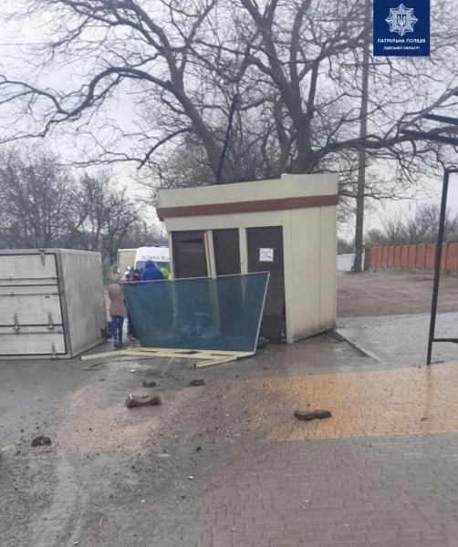 В Одессе пьяный водитель на грузовике сбил дорожный знак, врезался в киоск и перевернулся. Фото