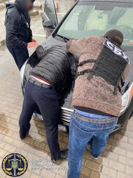 В Одесской области при получении взятки в 5 тысяч долларов задержали полицейского. Фото