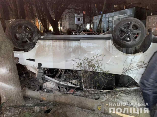 Смертельное ДТП в Одессе: автомобиль слетел с дороги и врезался в дерево. Фото, обновлено
