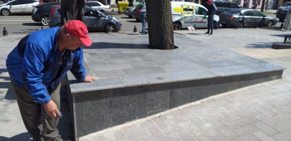 Неизвестные вандалы снесли плитку у памятника Вере Холодной 