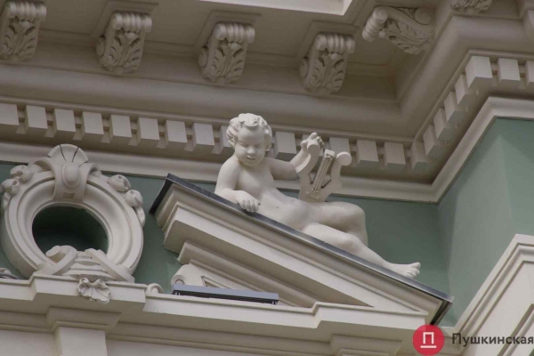 Скульптуре с дома Руссова, у которой внутри головы оказалась бутылка, вернули лицо. Фото