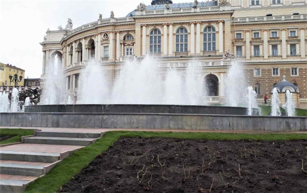 В Одессе починили фонтан в центре города, который сломали вандалы. Фото