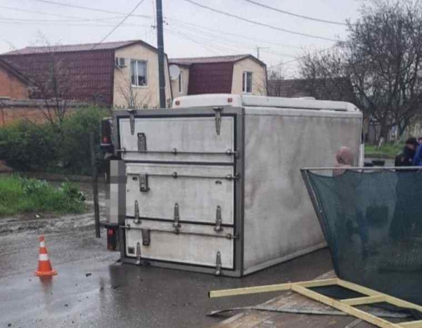 В Одессе пьяный водитель на грузовике сбил дорожный знак, врезался в киоск и перевернулся. Фото