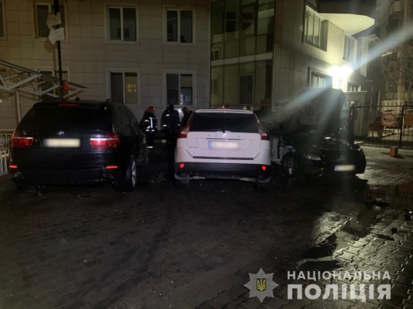 Ночью в Одессе сгорели три автомобиля Фото