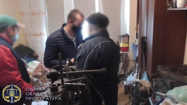 Одессит переделывал стартовые в пистолеты в боевые и продавал их за 350 долларов