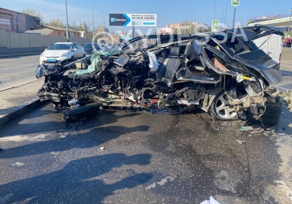 Нет живого места: на Балковской в ДТП разорвало BMW