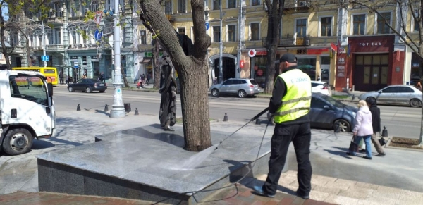 Неизвестные вандалы снесли плитку у памятника Вере Холодной 