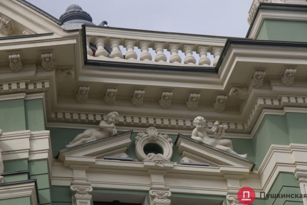 Скульптуре с дома Руссова, у которой внутри головы оказалась бутылка, вернули лицо. Фото
