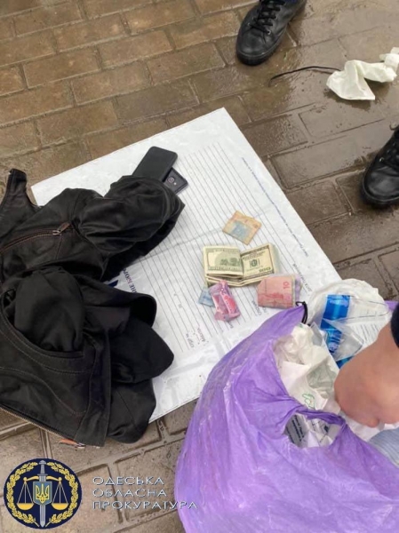 В Одесской области при получении взятки в 5 тысяч долларов задержали полицейского. Фото