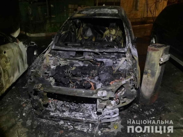 Ночью в Одессе сгорели три автомобиля Фото