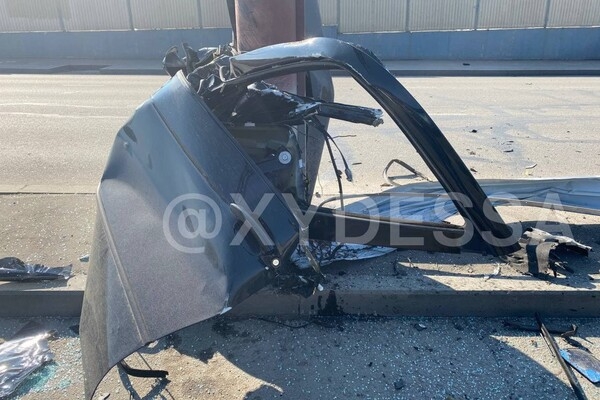 Нет живого места: на Балковской в ДТП разорвало BMW