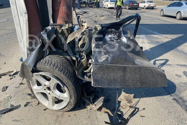 Нет живого места: на Балковской в ДТП разорвало BMW