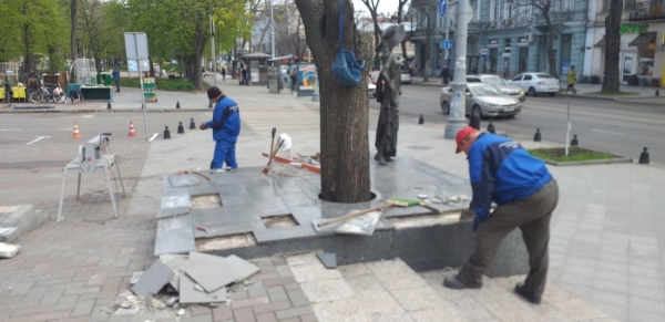 Неизвестные вандалы снесли плитку у памятника Вере Холодной 