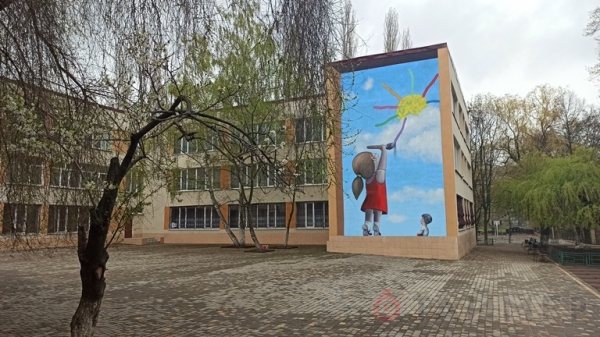 «Солнце Сони»: на стене одесской школы появился мурал от французского художника