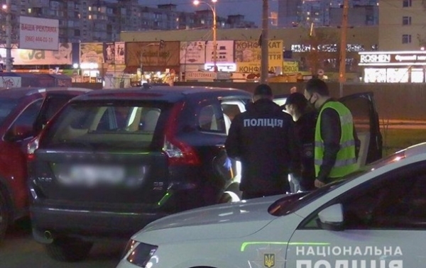 В Киеве злоумышленник взял в заложники двоих женщин и требовал выкуп