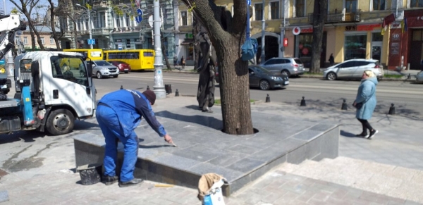 Неизвестные вандалы снесли плитку у памятника Вере Холодной 