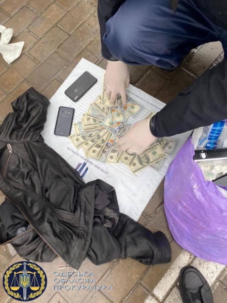 В Одесской области при получении взятки в 5 тысяч долларов задержали полицейского. Фото