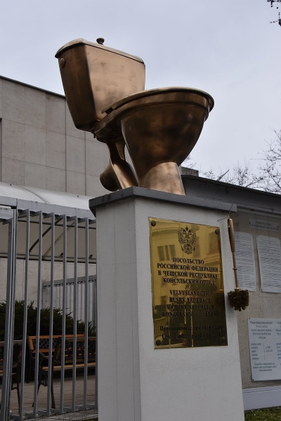 Голий Путін на унітазі: в Чехії активісти оригінально висловили протест проти можливої агресії РФ в Україні