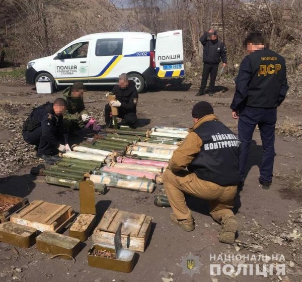 В Мариуполе на территории заброшенного завода обнаружили схрон боеприпасов