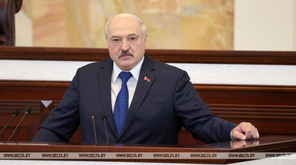 Лукашенко обещает прививать иностранцев российским «Спутником» прямо на границе