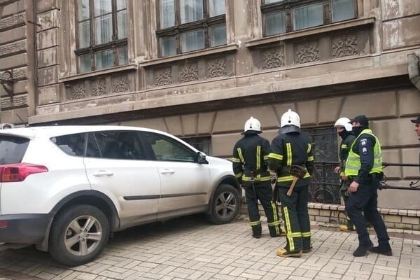 "Героиня дня": в центре Одессы женщина сбила парковщика