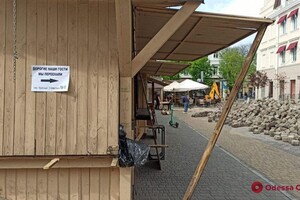 Конец эпохи: на Дерибасовской начали сносить ярмарку 