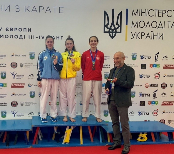 Одесские каратисты привезли все виды медалей из Киева 