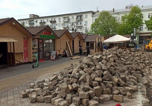 Конец эпохи: на Дерибасовской начали сносить ярмарку 