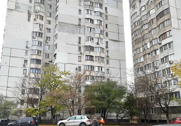 Недоброе утро: на Таирова молодой мужчина выпрыгнул из окна 