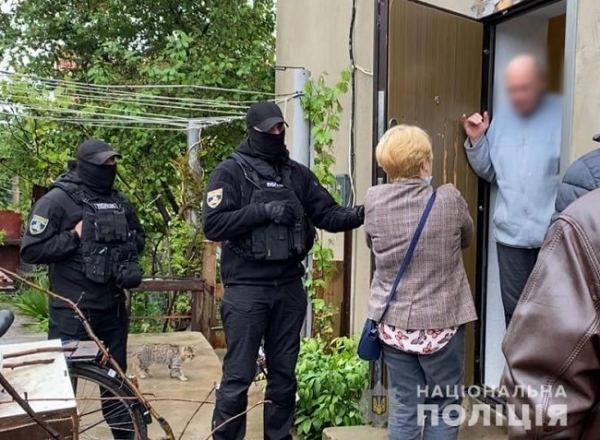 Жена педофила из Одесской области подбирала ему жертв среди тех, кого якобы готовила к школе
