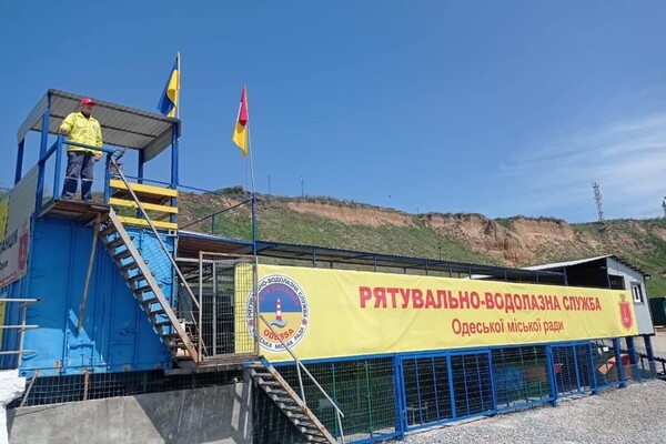 Купальный сезон открыт: на одесских пляжах начали дежурить спасатели