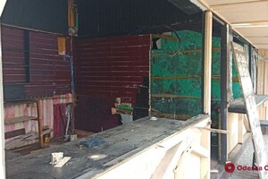 Конец эпохи: на Дерибасовской начали сносить ярмарку 