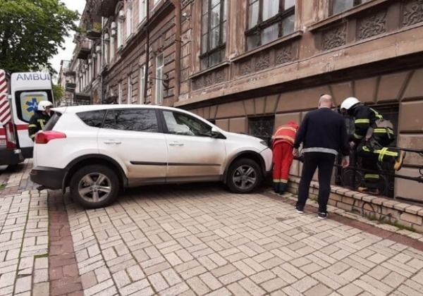 "Героиня дня": в центре Одессы женщина сбила парковщика