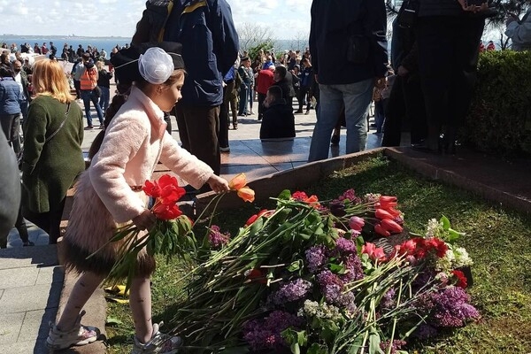 Автопробег, оркестр и драка на Аллее Славы: как проходит 9 мая в Одессе (обновлено)