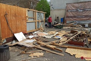 Конец эпохи: на Дерибасовской начали сносить ярмарку 
