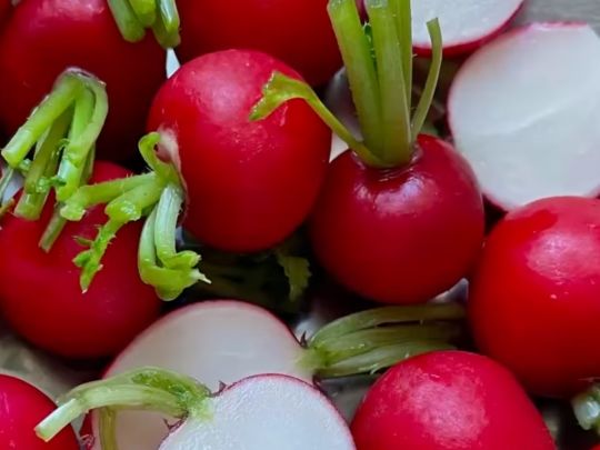 «Можна приготувати за 15 хвилин»: відомий шеф-кухар поділився рецептом смаженої редиски