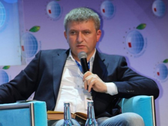 «Не можна бути поза політикою, зв'язавши свою долю суспільством, де токсичні мутації починаються з кров'ю матері», — Юрій Романенко