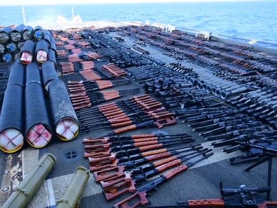 «Тисячі незаконних озброєнь»: США затримали в Аравійському морі судно з російською зброєю