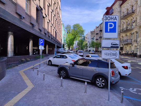 У Києві скасували безкоштовні парковки автомобілів