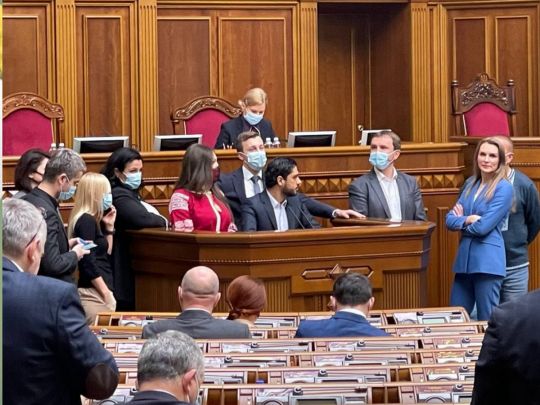 В Раді заблокували трибуну через присягу ексмера Добропілля