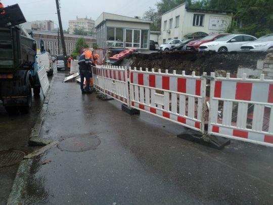 Злива у Києві: провалений асфальт та затримки руху транспорту