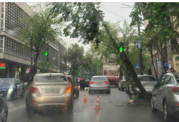 Злива у Києві: провалений асфальт та затримки руху транспорту