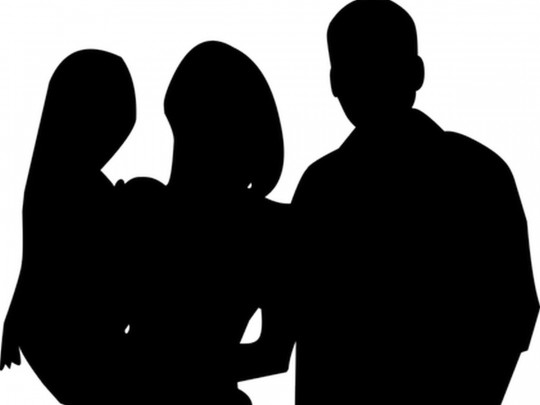 З карти списували гроші: чоловік «заочно» став батьком дитини начальниці