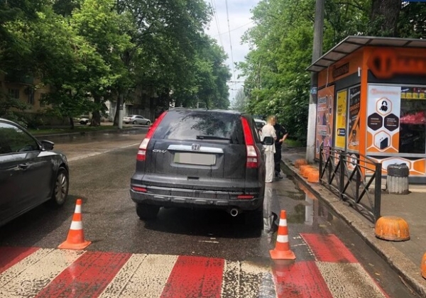 На Сегедской автомобиль сбил ребенка на самокате: 